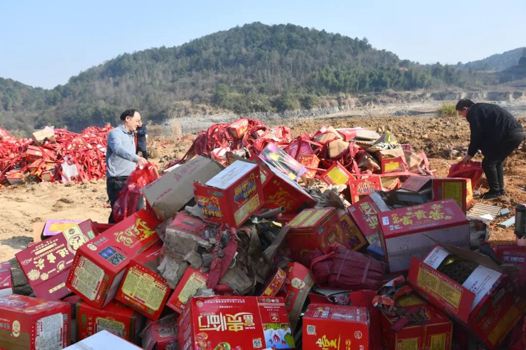 集中销毁非法烟花爆竹，新邵“打非治违”擂战鼓(图1)