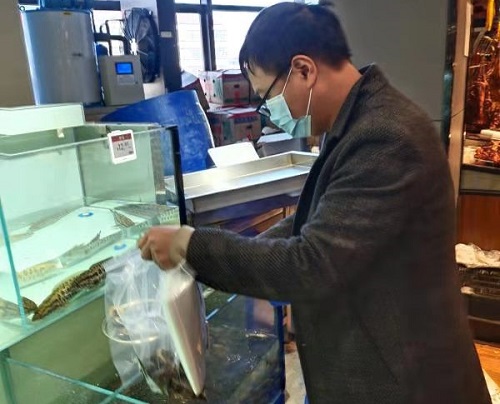 新邵市监局开展春节前食品安全专项抽检(图1)