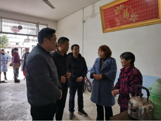 情暖小年传温情，春风拂面暖人心——邵阳市库区移民事务中心慰问新邵县特困移民(图1)