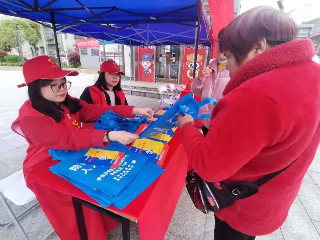 团县委组织志愿者开展禁毒宣传活动(图2)
