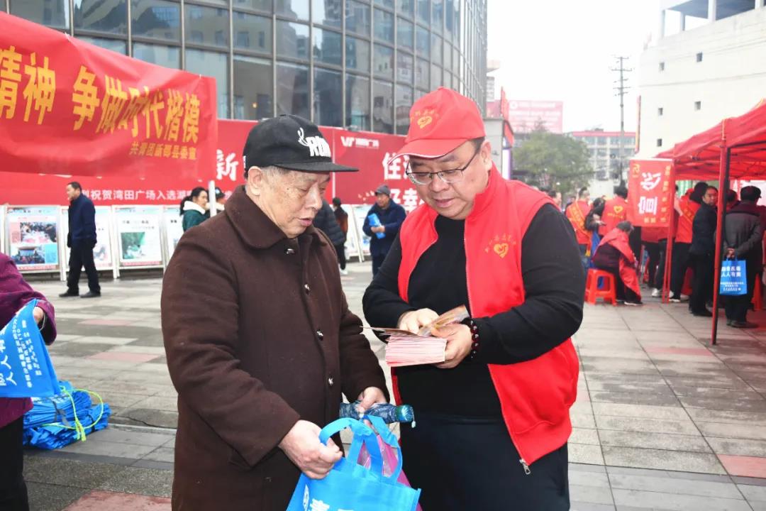 新邵：学雷锋日  全城在行动(图1)