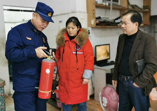 新邵县市监局联合消防大队开展消防器材专项检查(图1)