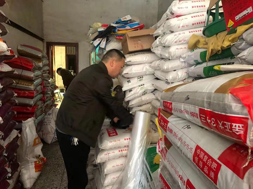 新邵市场监管局开展农资检查 助力春耕生产(图1)