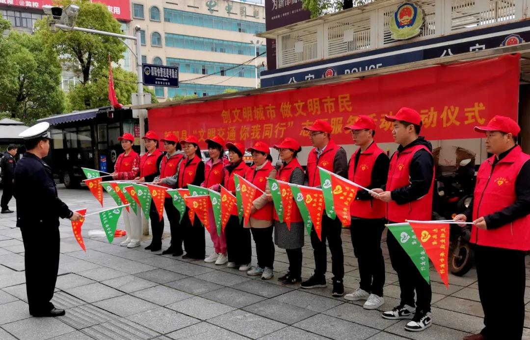 新邵持续开展“文明交通 你我同行”志愿服务(图1)