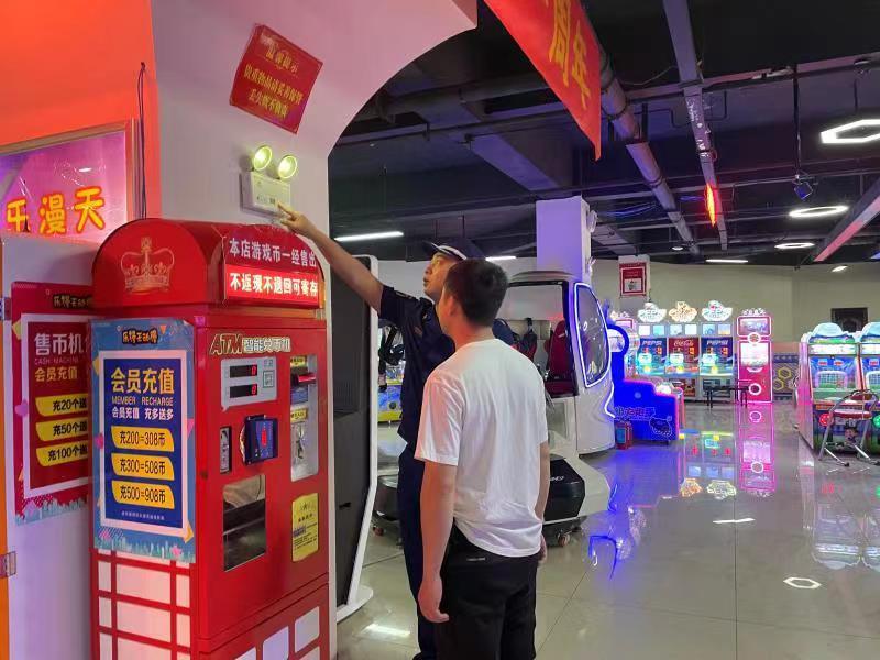 新邵县消防救援大队深入辖区儿童室内游乐场所开展消防安全检查(图1)