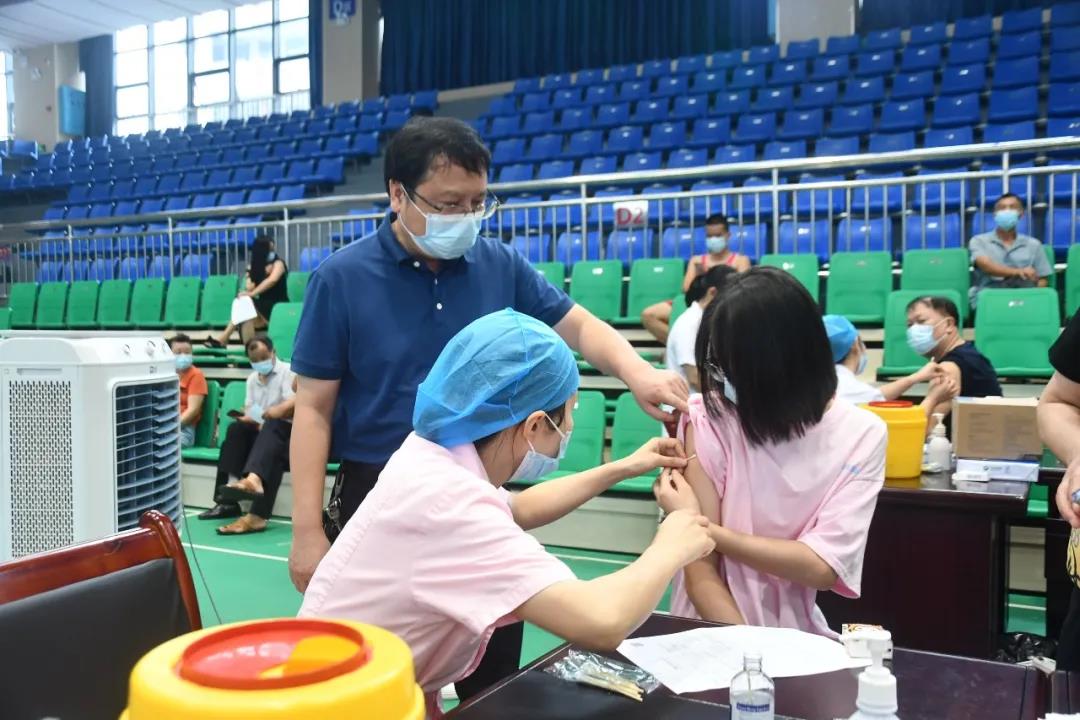 走进现场新邵县妇计中心全力全速推进疫苗接种(图1)