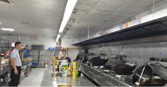 新邵县城管局：整治餐饮油烟污染 积极守卫城市蓝天(图1)