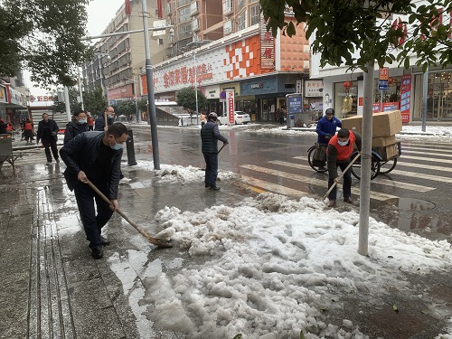 冬日扫雪，情暖人心 新邵县市场监督管理局组织干部开展扫雪铲冰工作(图1)