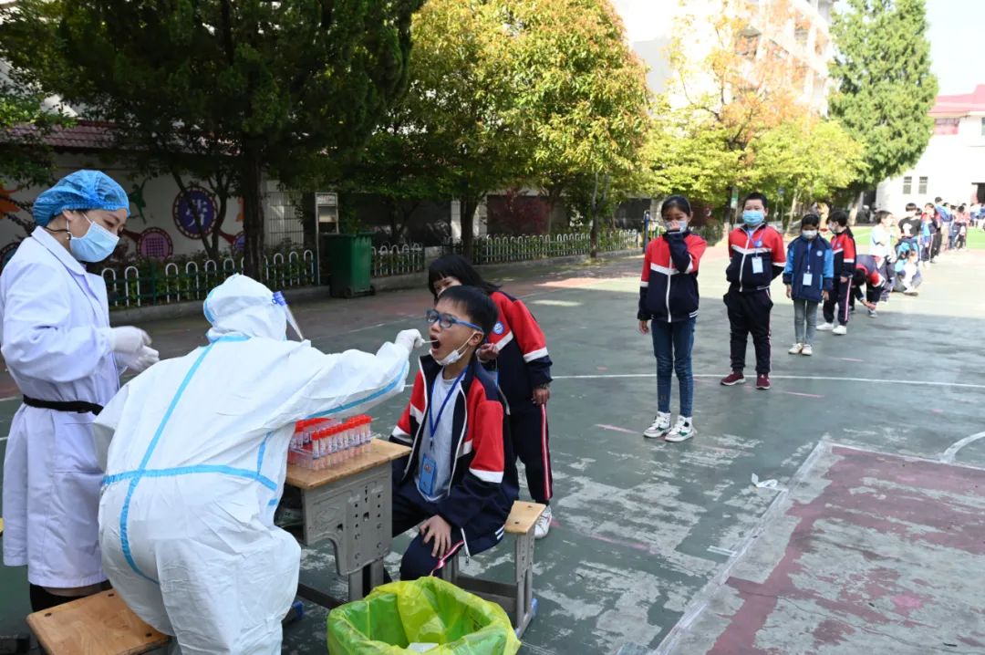 筑牢校园疫情防控安全屏障 ，新邵全面开展中小学核酸抽检(图1)