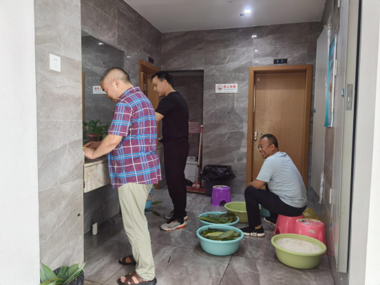 新邵县县库区移民事务中心举行“我们的节日·端午”包粽子比赛(图1)