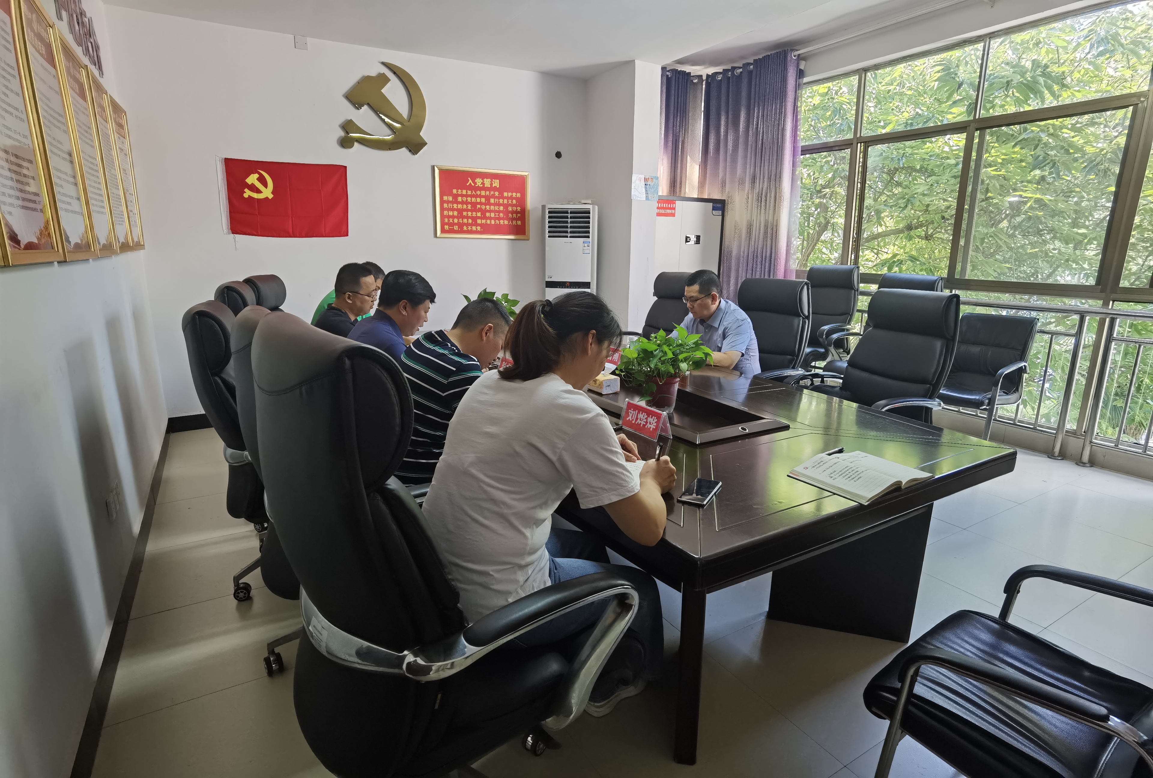 王智刚到县应急管理局走访调研(图1)