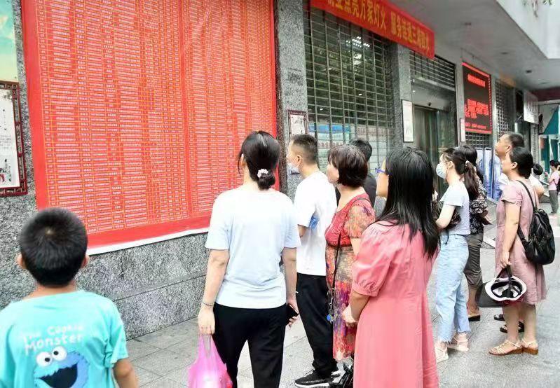 新邵举办万名干部联万企暨未就业高校毕业生专场招聘会(图1)