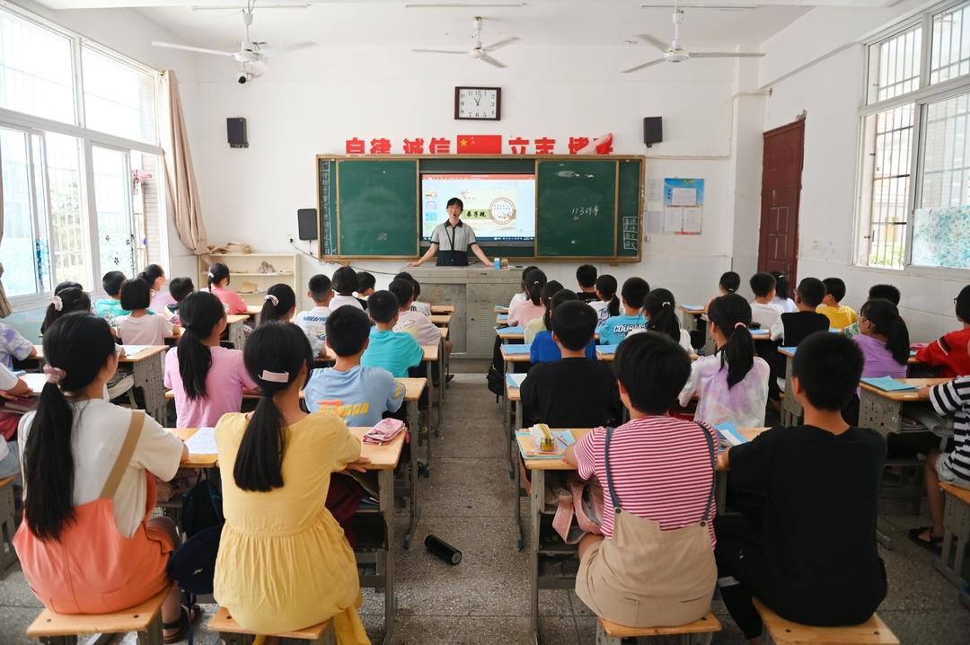 新邵：经典伴我成长　书香氲满校园(图1)
