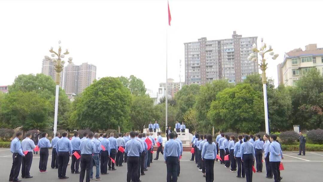 国家税务总局新邵县税务局举行升国旗仪式(图1)