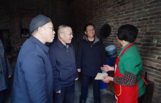 情系困难移民 慰问温暖人心——邵阳市移民中心主任夏存良春节前夕慰问困难移民户(图1)