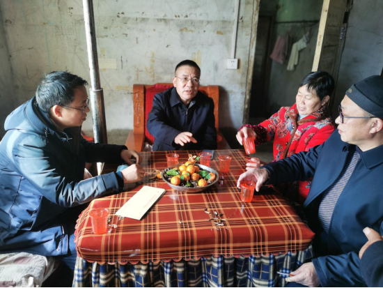 情系困难移民 慰问温暖人心——邵阳市移民中心主任夏存良春节前夕慰问困难移民户(图2)