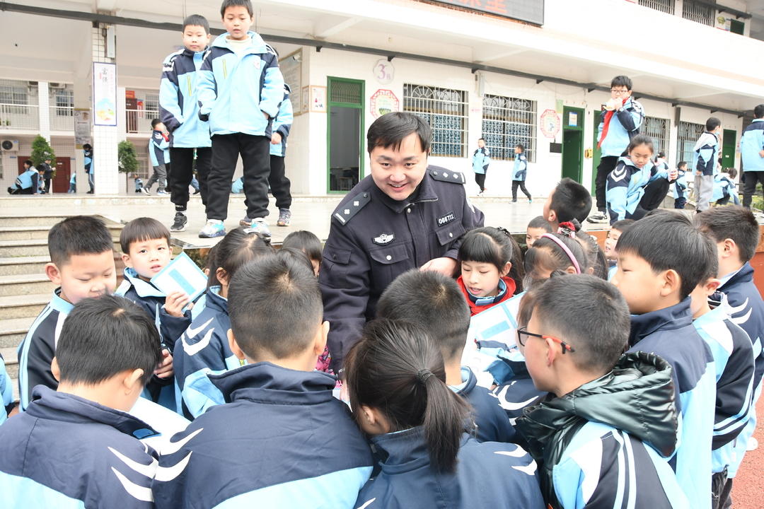 新邵公安精准化普法 助推小学生法治教育(图3)