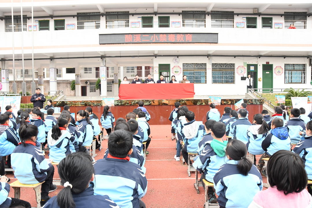 新邵公安精准化普法 助推小学生法治教育(图1)