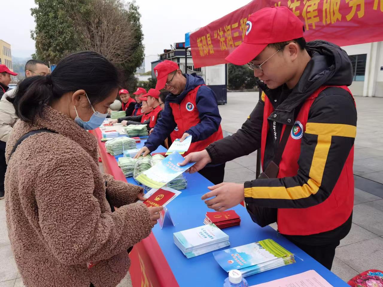 法润三湘 情系群众 -----新邵县司法局法律服务志愿活动走进高铁站(图2)