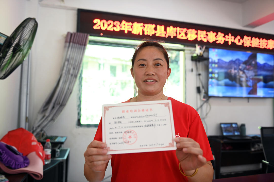 新邵: 送技能下乡、送培训到家 助力移民就业增收(图1)