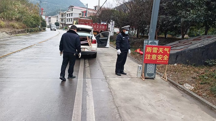 冰雪天气新邵交警积极开展交通安全隐患排查(图1)