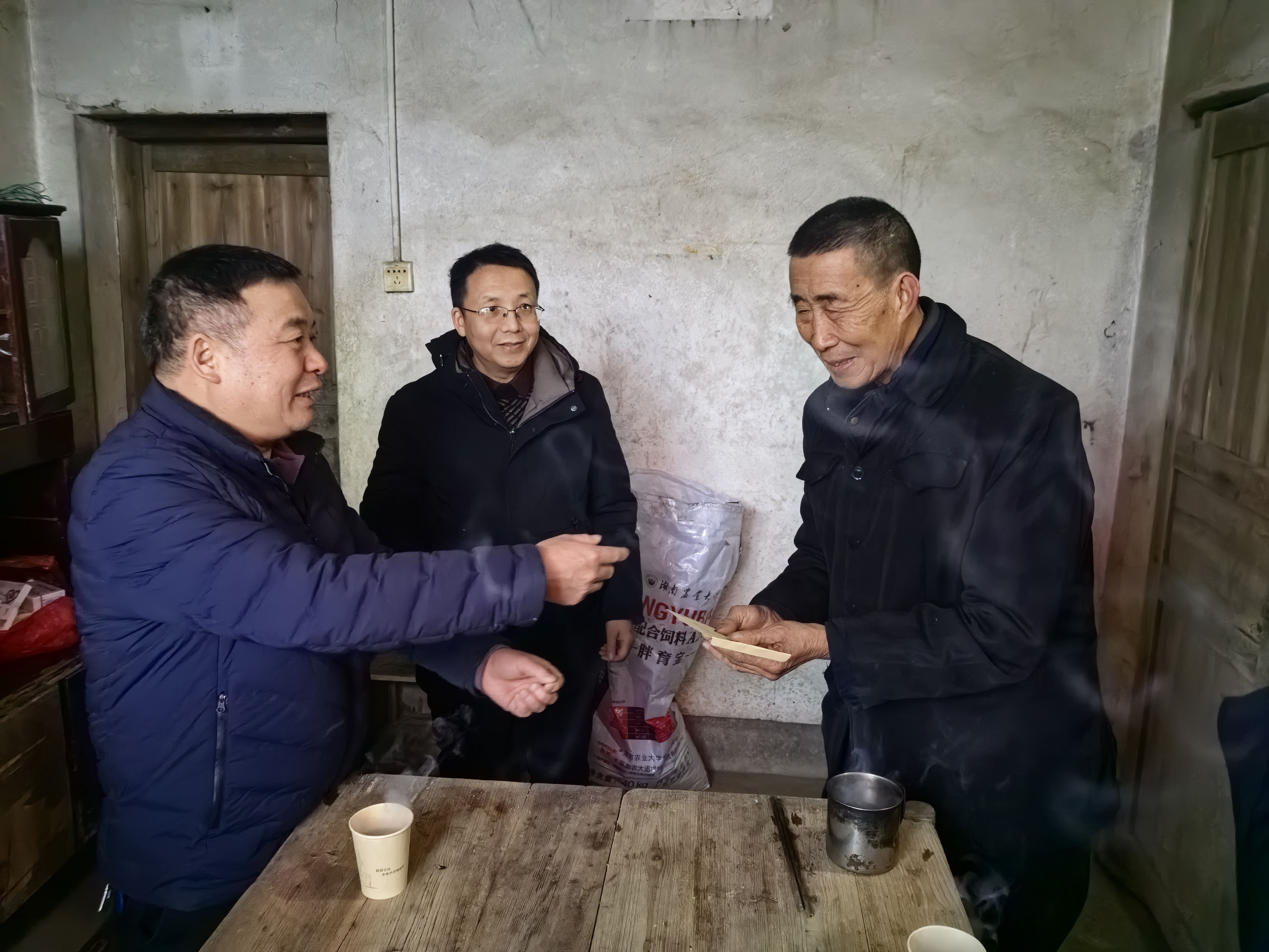 情系困难移民户  春节慰问暖人心(图1)