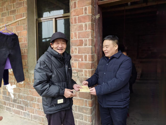 新春送暖润民心：邵阳市库区移民事务中心情系新邵库区困难移民(图1)