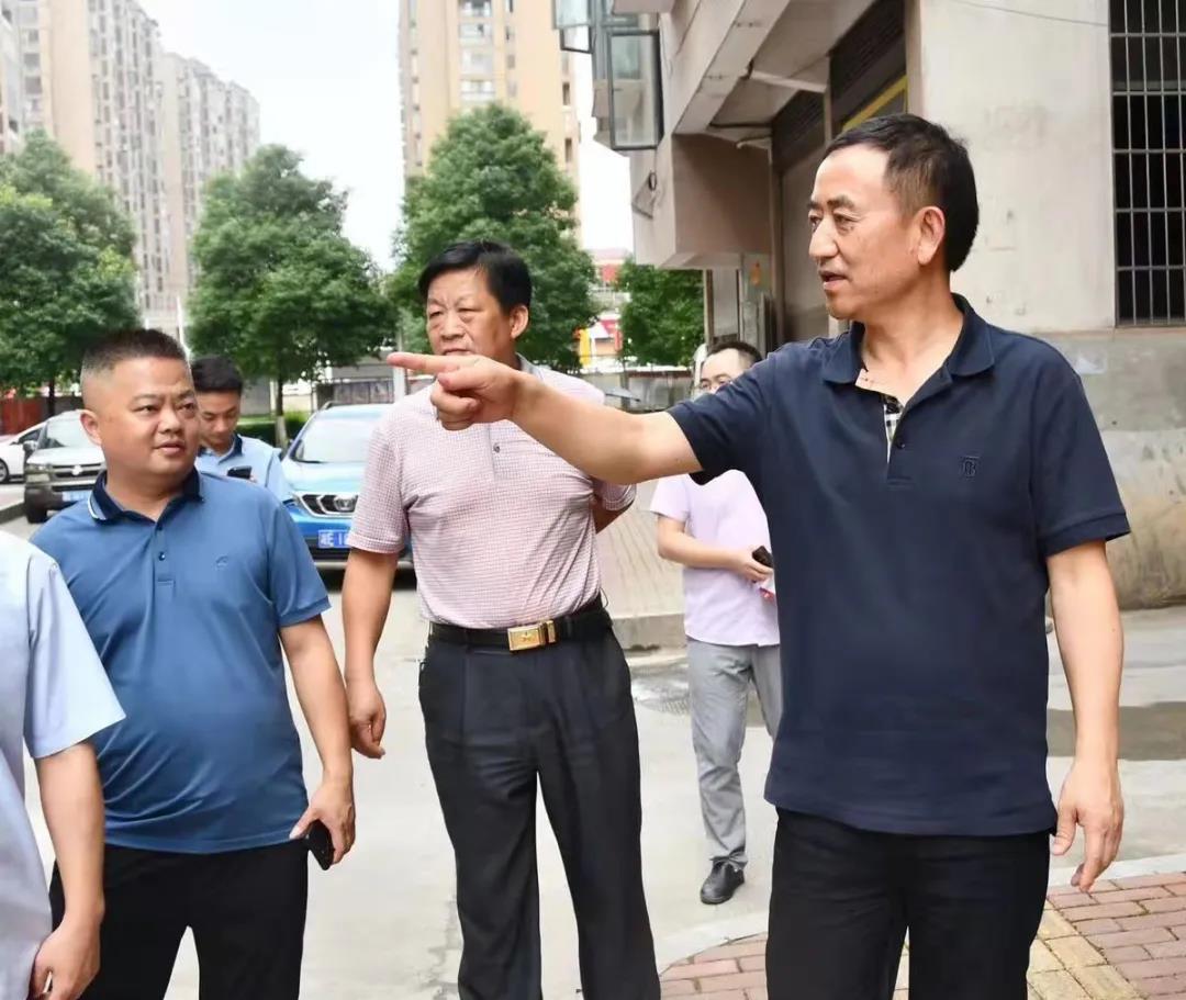 陈历贤督查酿溪镇“星期五大扫除”工作(图1)