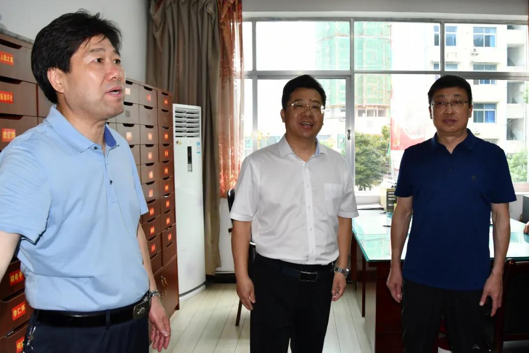 贺朝晖走访看望“四大家”等单位干部职工(图2)