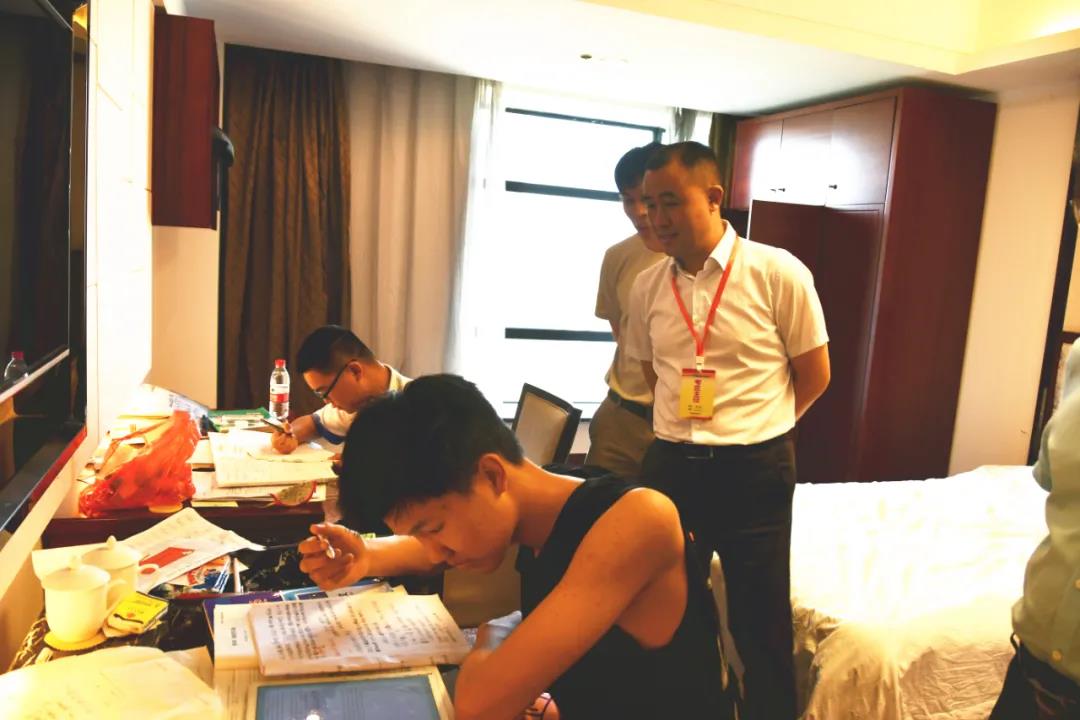 助力高考，彭利考前看望备考师生(图3)
