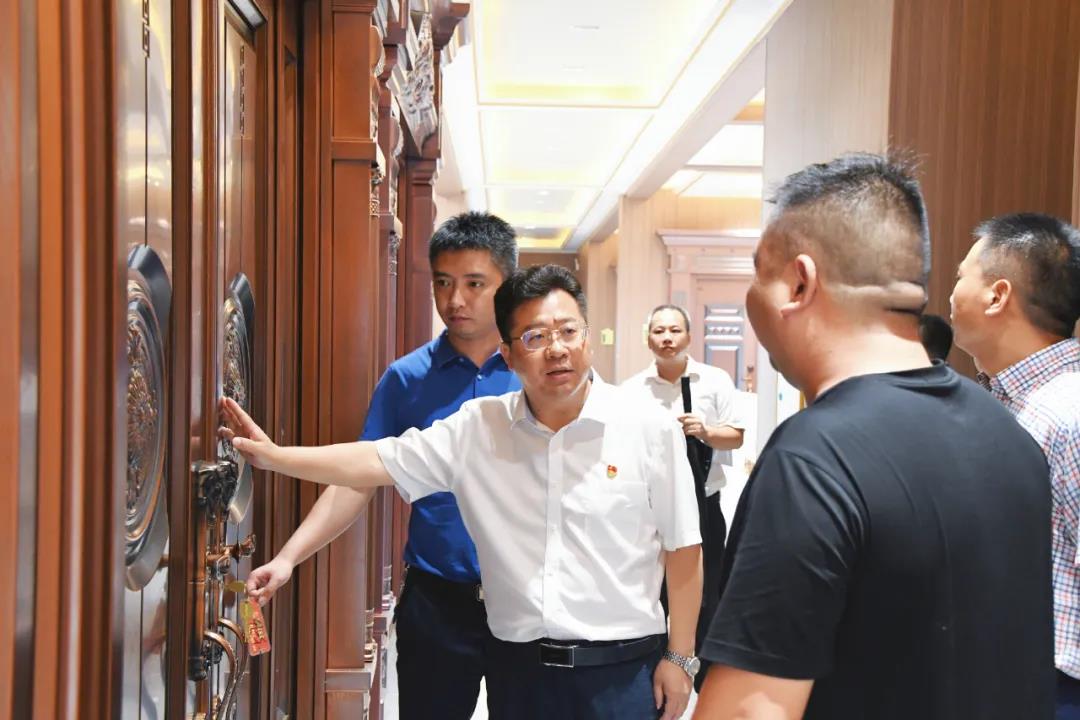 贺朝晖调研新邵经济开发区并督查“星期五大扫除”活动(图2)