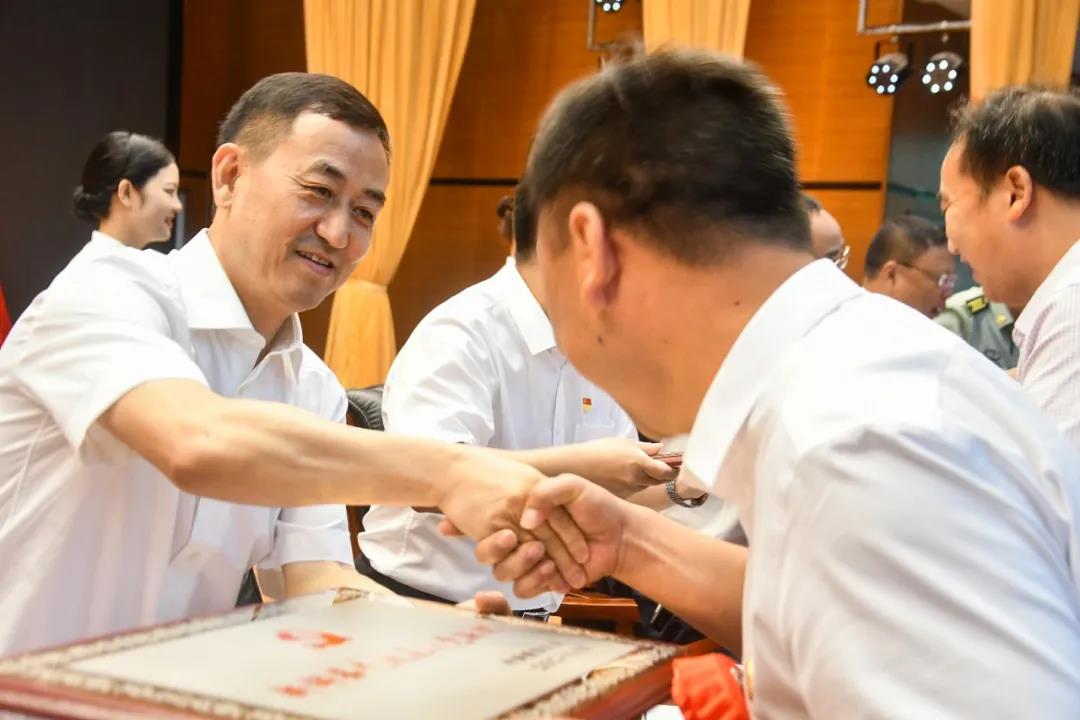 新邵县召开庆祝中国共产党成立100周年暨“七一”表彰大会(图2)