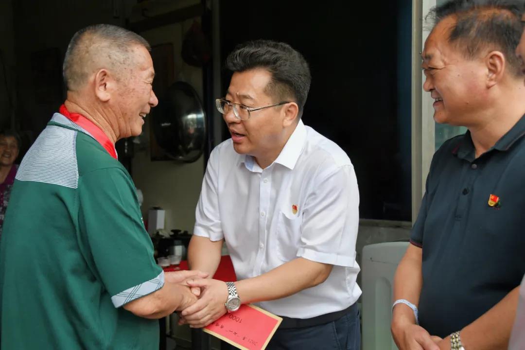 市县领导看望慰问新邵困难老党员并颁发纪念章(图2)