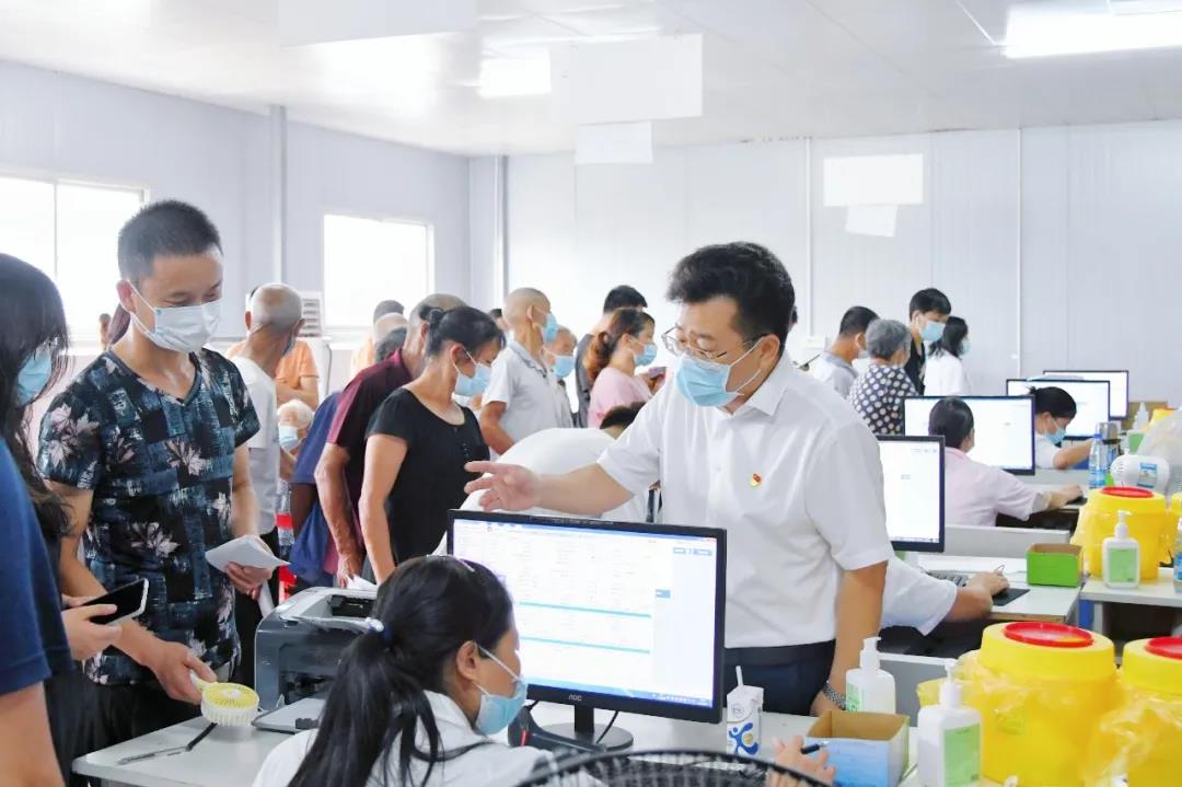 贺朝晖深入一线调研督导工作：从严从细落实疫情防控举措(图1)
