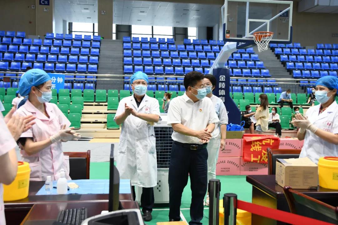 送来清凉，感受温暖，新邵慰问抗疫医务人员及一线工作者(图2)