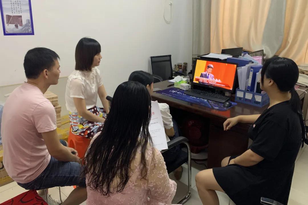 中国共产党邵阳市第十二次代表大会隆重开幕，新邵各界积极收听收看(图6)