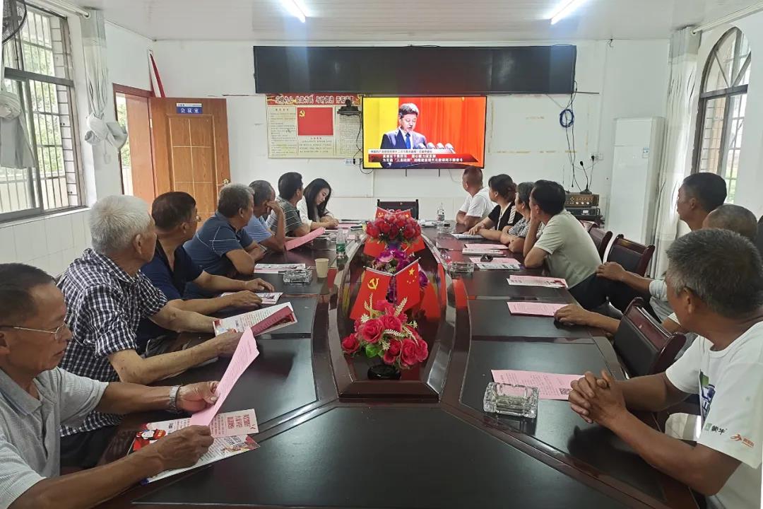 中国共产党邵阳市第十二次代表大会隆重开幕，新邵各界积极收听收看(图7)