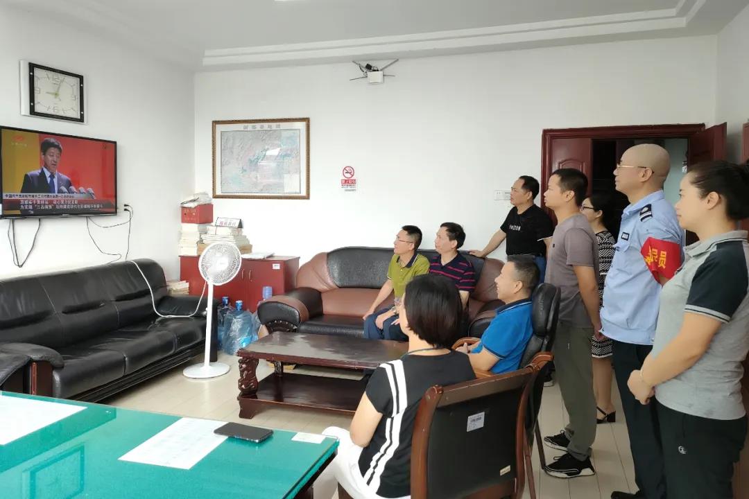 中国共产党邵阳市第十二次代表大会隆重开幕，新邵各界积极收听收看(图2)