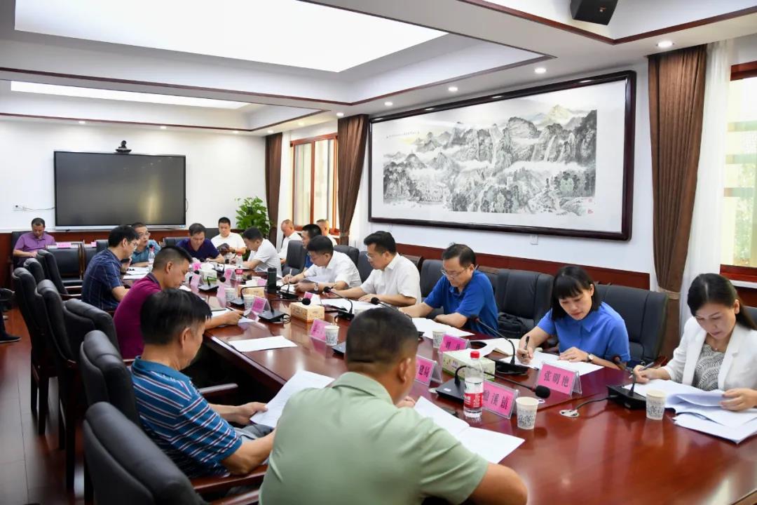 贺朝晖带队考察城区学校选址并专题研究教育工作(图2)