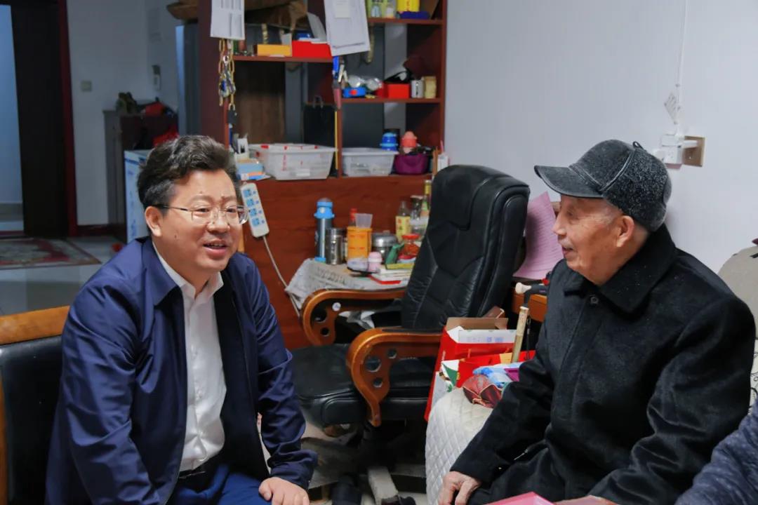 贺朝晖走访慰问离退休老干部(图2)