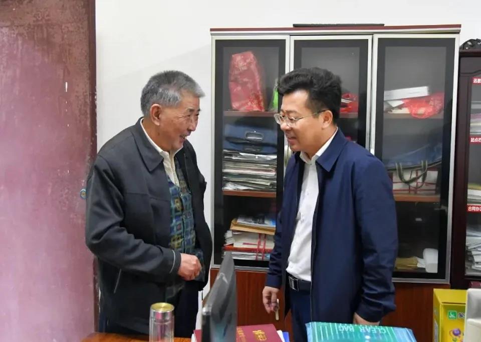 贺朝晖走访慰问离退休老干部(图1)