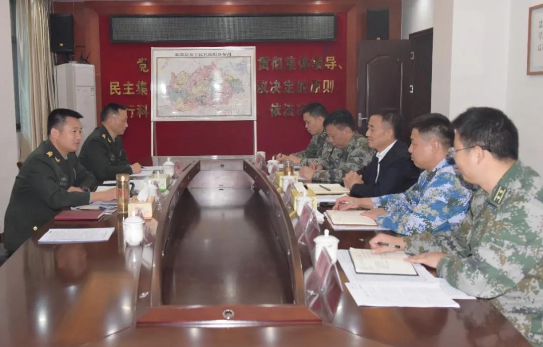 邵阳军分区司令员诸葛军调研新邵县武装工作(图1)