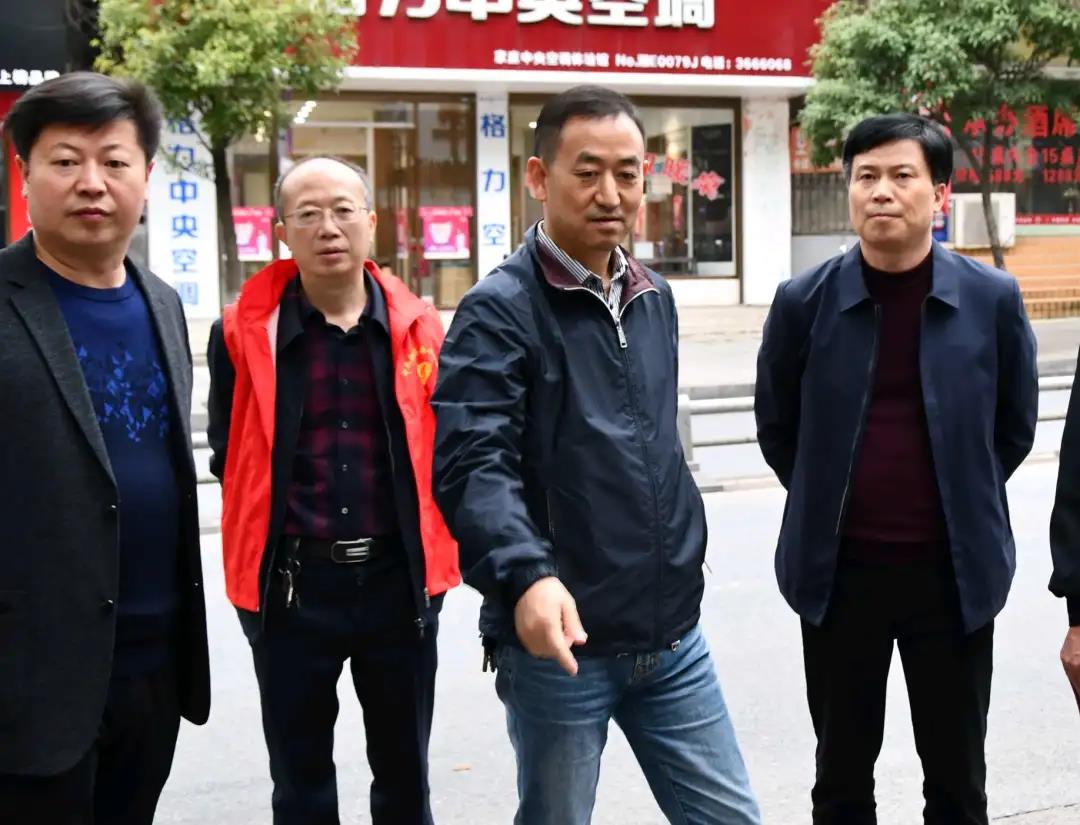 陈历贤再督查“星期五大扫除”活动，着力解决“干部干、群众看”问题(图2)