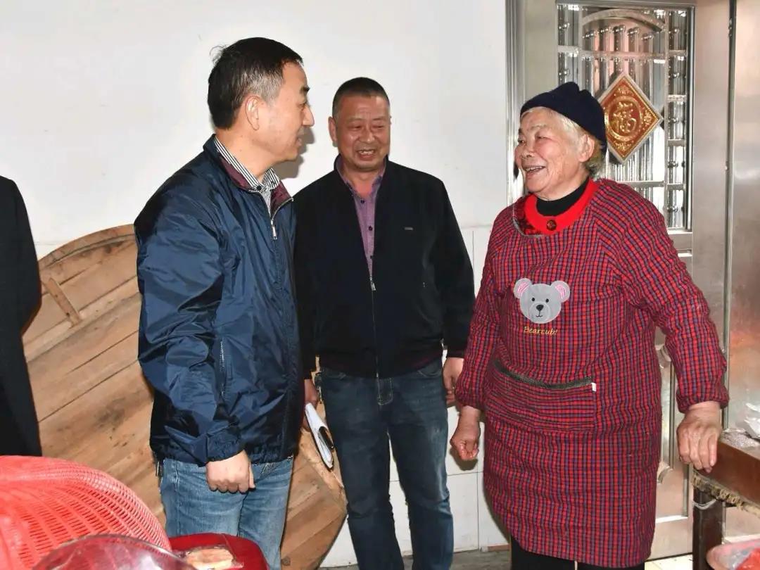 陈历贤再督查“星期五大扫除”活动，着力解决“干部干、群众看”问题(图1)