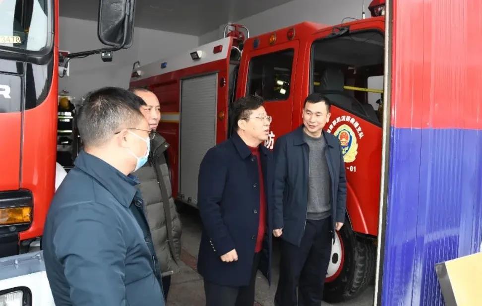 贺朝晖现场调度低温雨雪冰冻灾害天气防范应对工作(图2)