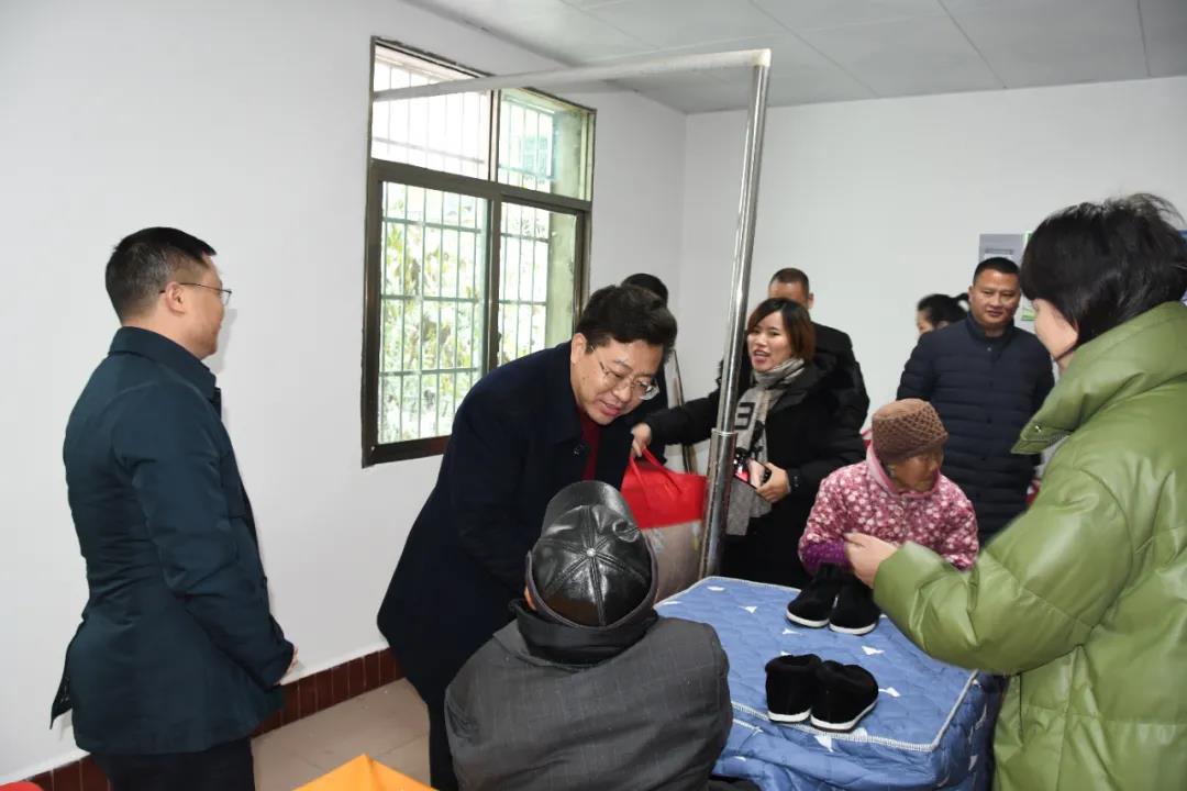 贺朝晖现场调度低温雨雪冰冻灾害天气防范应对工作(图4)
