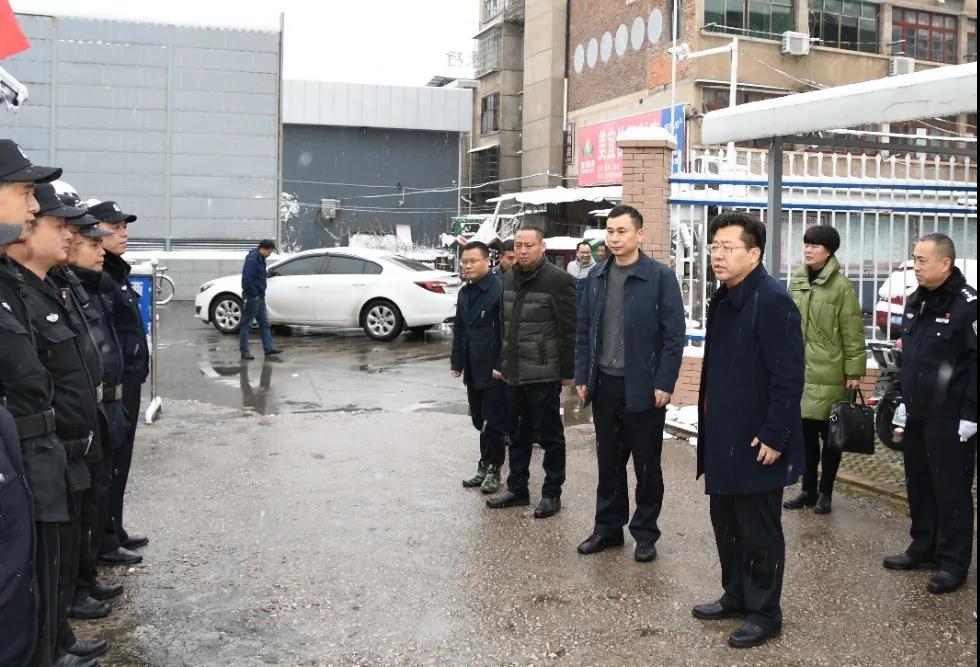 贺朝晖现场调度低温雨雪冰冻灾害天气防范应对工作(图5)