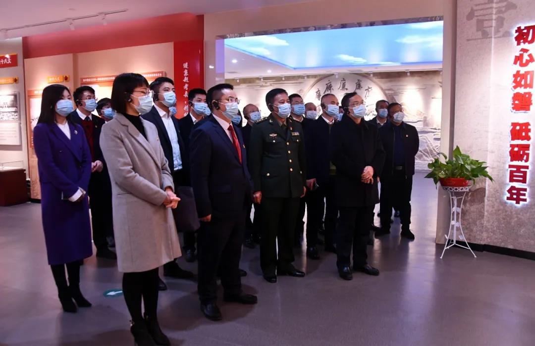 新邵组织县级领导到市廉政警示教育中心接受警示教育(图1)