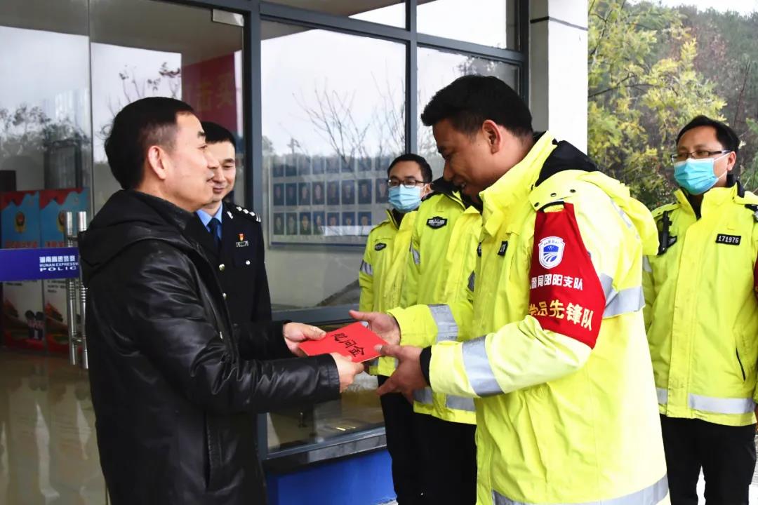 陈历贤看望慰问驻军部队和生产一线干部职工(图2)
