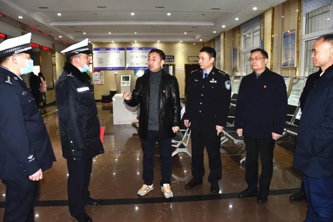 陈历贤看望慰问驻军部队和生产一线干部职工(图1)